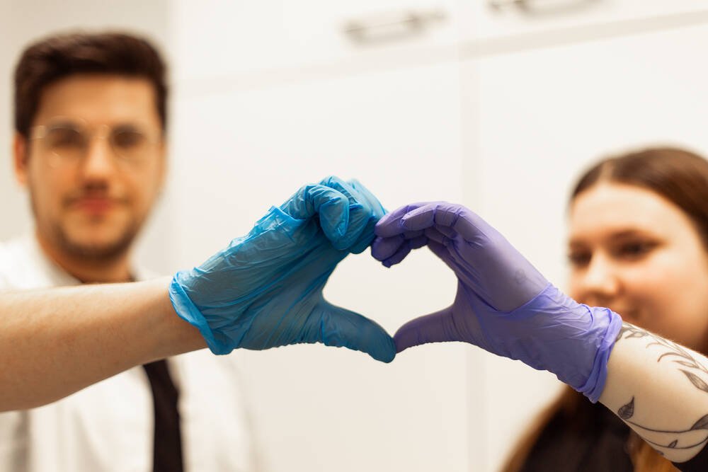 Lähihoitajat Elo D havainnointimenetelmä suomen diakoniaopiston kuvituskuvassa kaksi kättä muodostaa sydämen