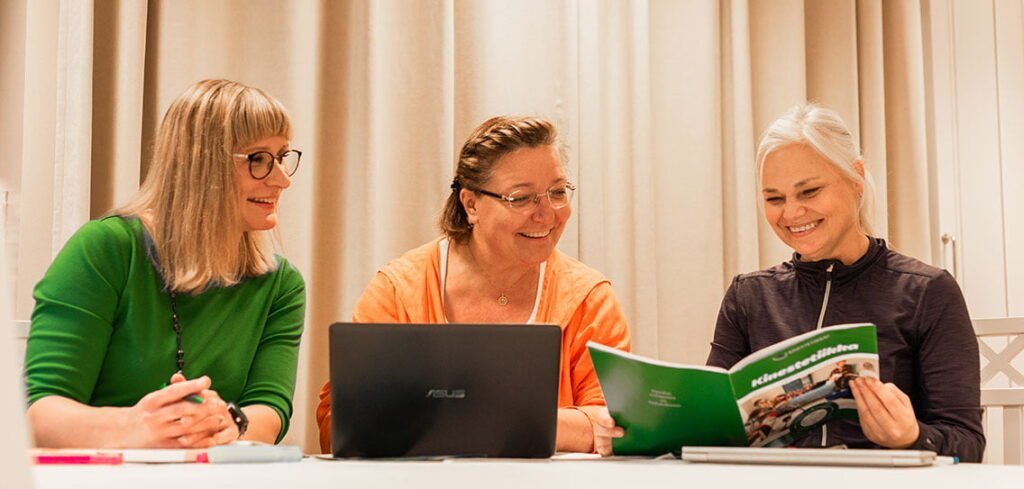 Kuvassa vasemmalta oikealle Jyränkölän Setlementistä Sirkku Taskinen (hoivapalvelujohtaja) , Anne Virtanen (palveluvastaava) ja SDOsta Kirsi Myller-Pirinen (lehtori).