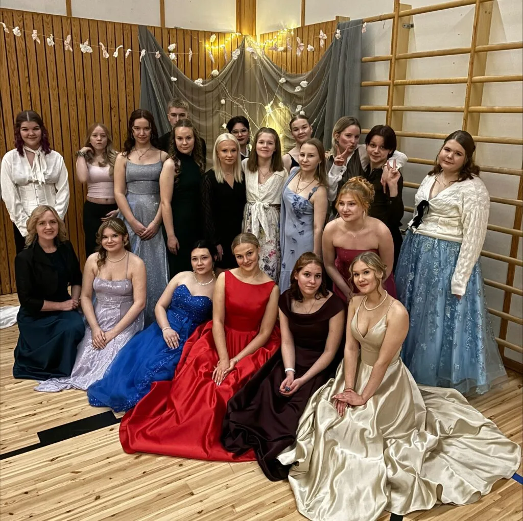 Suomen Diakoniaopiston amistanssit. Tanssijoita Oulusta.