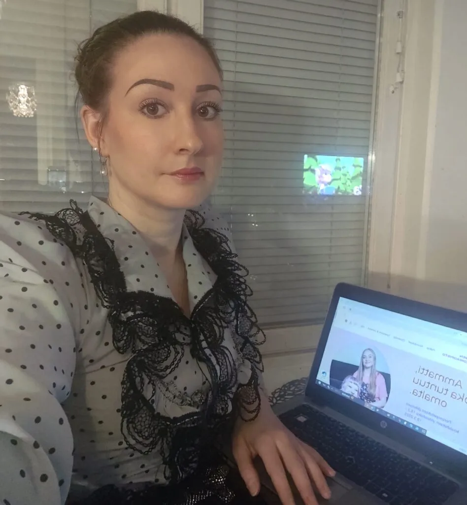Suomen Diakoniaopiston lähihoitajaopiskelija Minna tekemässä tietokoneella verkko-opintoja.