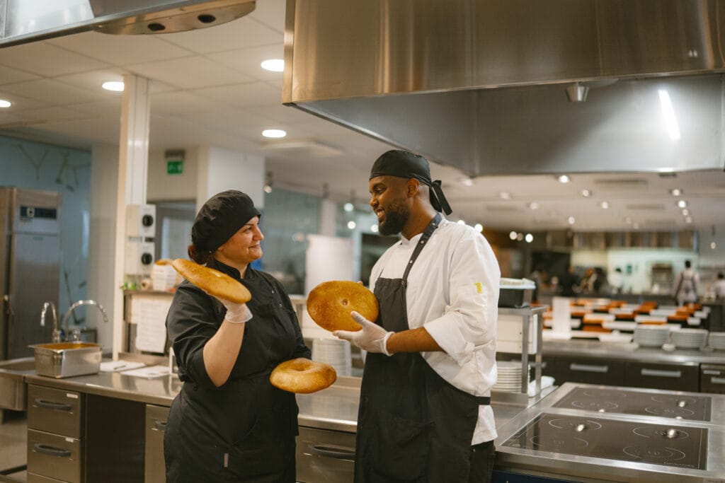 Kuvassa on kaksi kokkiopiskelijaa.