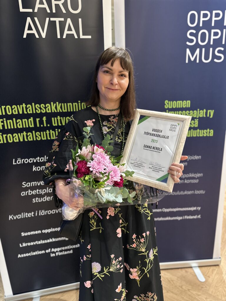 Kuvassa on Vuoden työpaikkaohjaaja -kilpailun voittaja Sanna Nerola