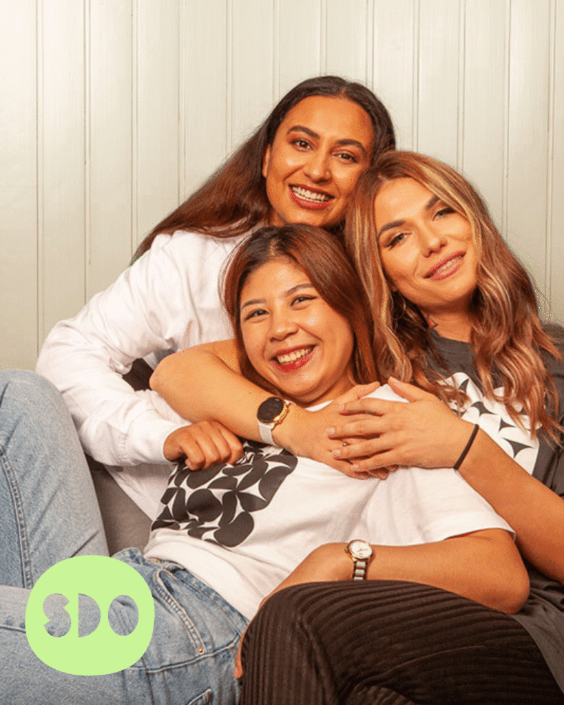 Suomen Diakoniaopiston kuvituskuva. Kuvassa on kolme tyttöä vierekkäin.