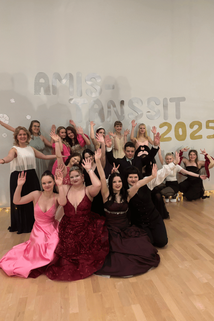 Kuvassa on Amistansseissa tanssineita opiskelijoita.