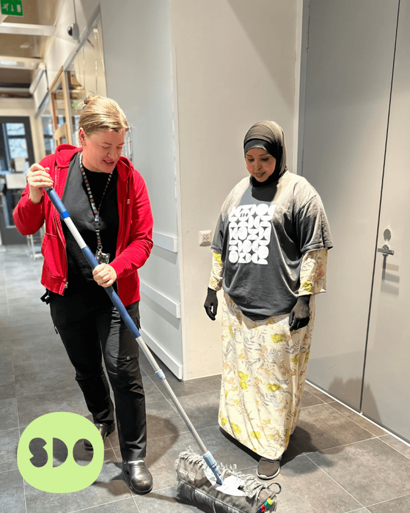 Kuvassa on Suomen Diakoniaopiston opiskelija ja ohjaaja.