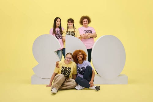 Suomen Diakoniaopiston kuvituskuva. Opiskelijat SDO-kirjainten ympärillä.