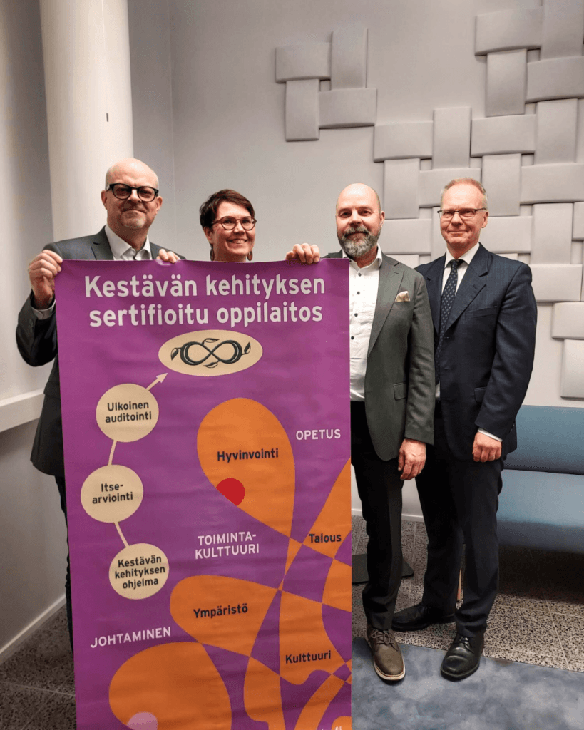 Kuvassa Suomen Diakoniaopiston rehtori ja koulutusjohtaja ottavat vastaan OKKA-sertifikaatin.