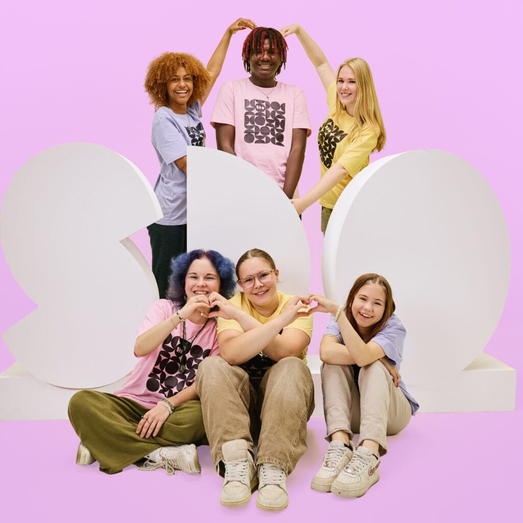 Suomen Diakoniaopiston kampanjakuva jossa nuoria opiskelijoita.