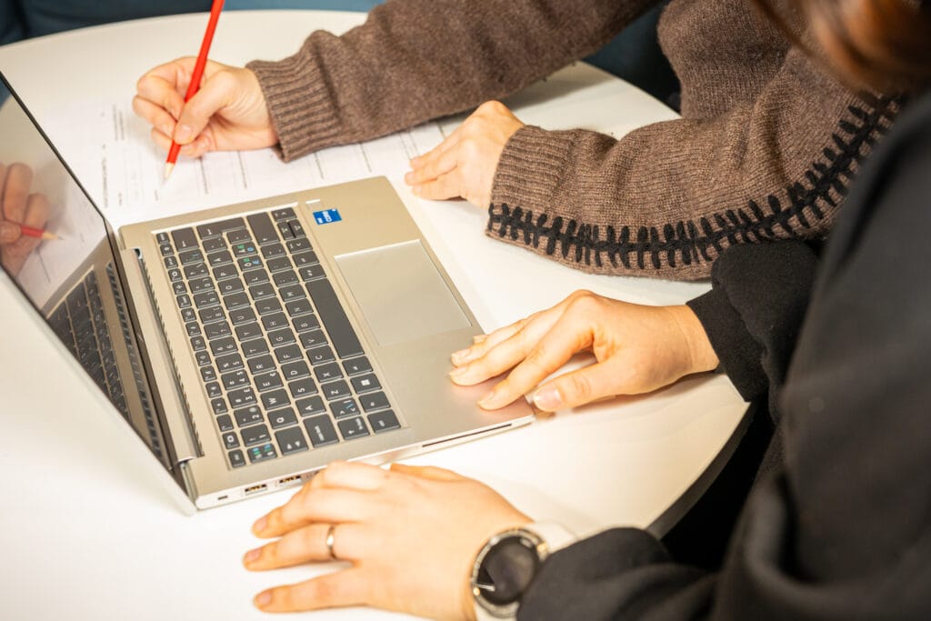 Kuvassa on tietokoneen äärellä olevia ihmisiä. Kuvituskuva.