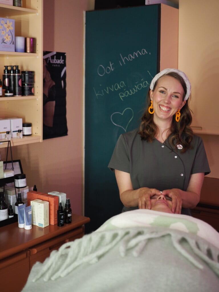Kuvassa on kosmetiikkaneuvojaksi opiskeleva Heidi.