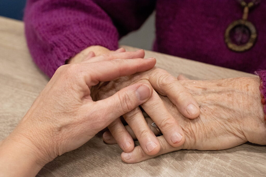 vanhustyön erikoisammattitutkinto kahden ihmisen kädet kuvituskuva