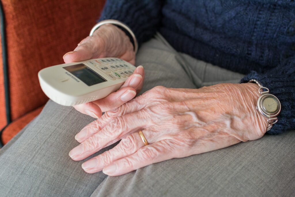 vanha ihminen puhelin kädessä kuvituskuva